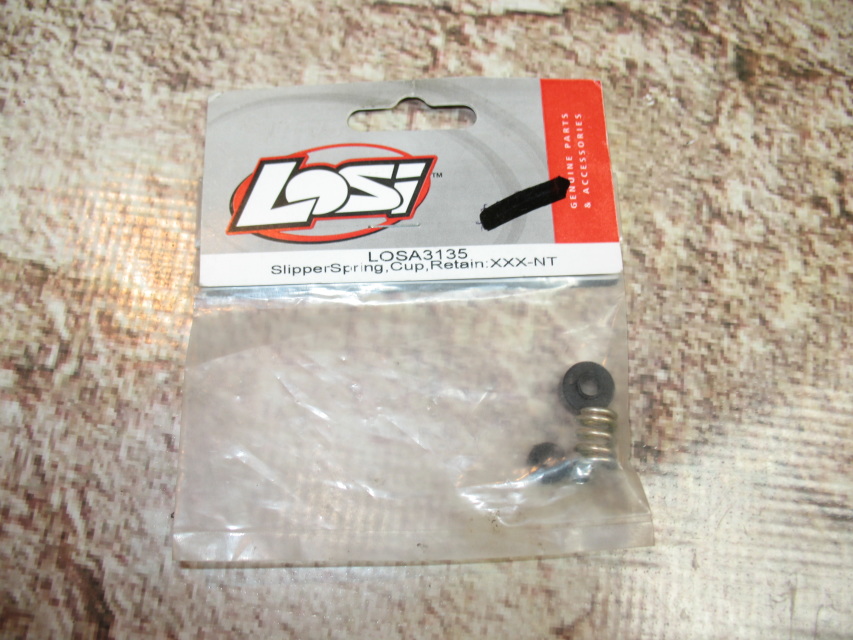 Model # LOSA3135 CUP BOX 2 SLIPPERSPRING LOSI RETAIN : XXX-NT